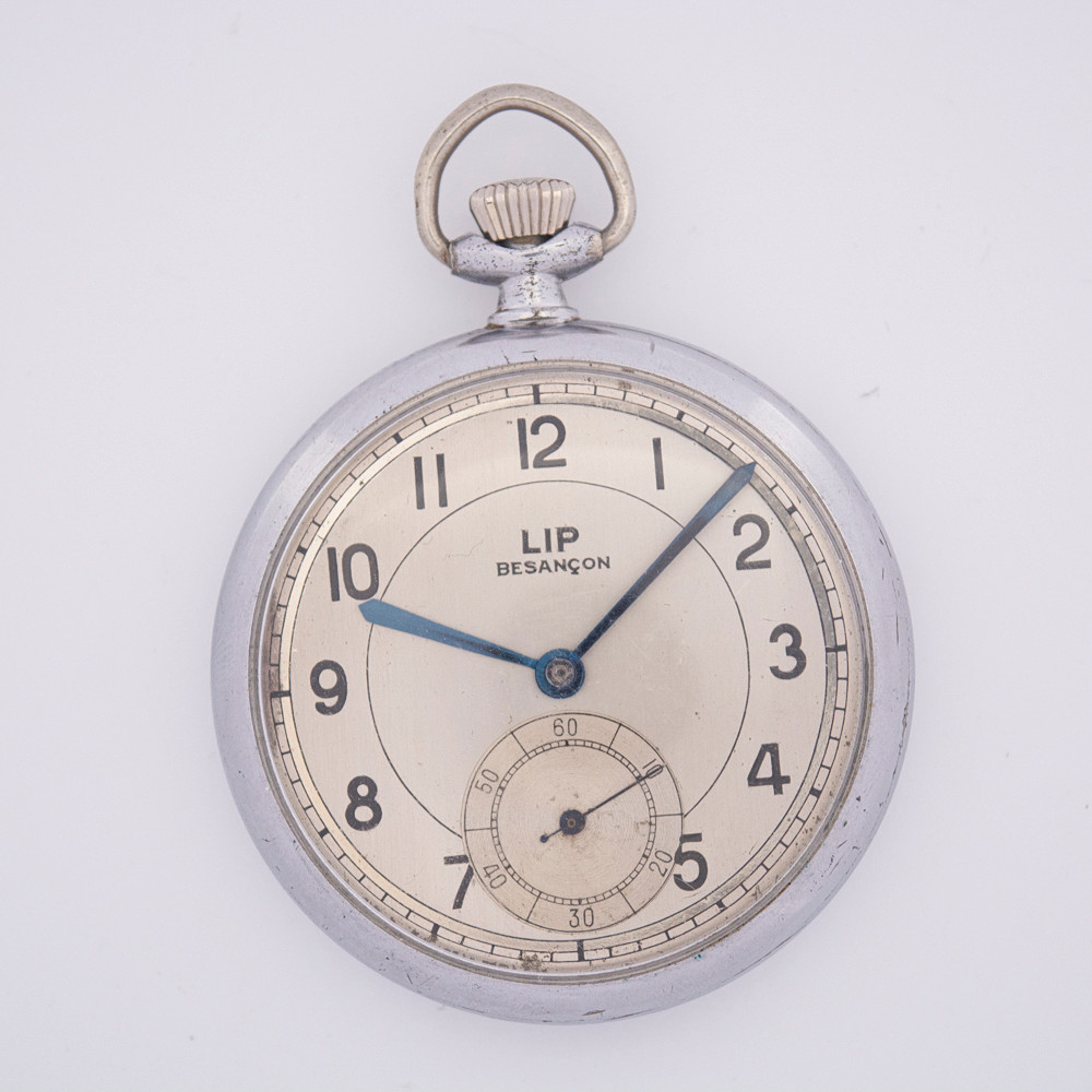 FRANZÖSISCHE HERREN-TASCHENUHR DER MARKE LIP, IN BESANÇON HERGESTELLT, KLEINE SEKUNDE BEI 6 UHR, BLAUE ZEIGER, MECHANISCHES WERK, HANDAUFZUG, METALL VERNICKELT, ART DECO, 1930ER JAHRE.