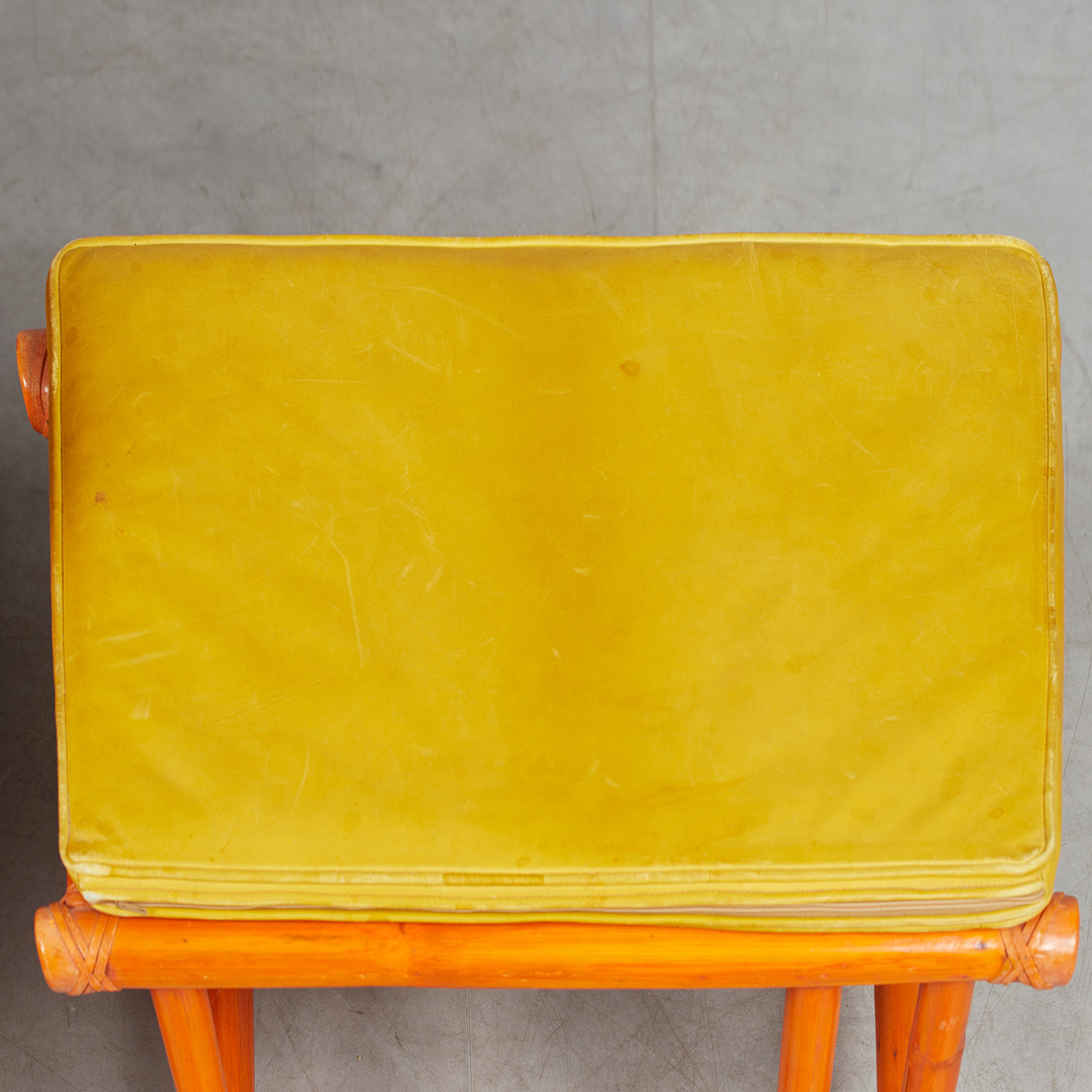 LYDA LEVI. McGuire, Zweisitzer Sofa und Ottomane, Rattan, Textil, Leder, 1980er Jahre, USA. (2).