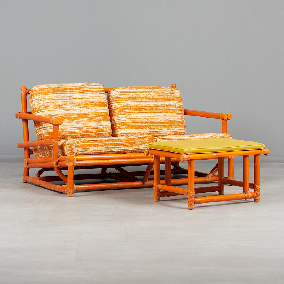 LYDA LEVI. McGuire, Zweisitzer Sofa und Ottomane, Rattan, Textil, Leder, 1980er Jahre, USA. (2).