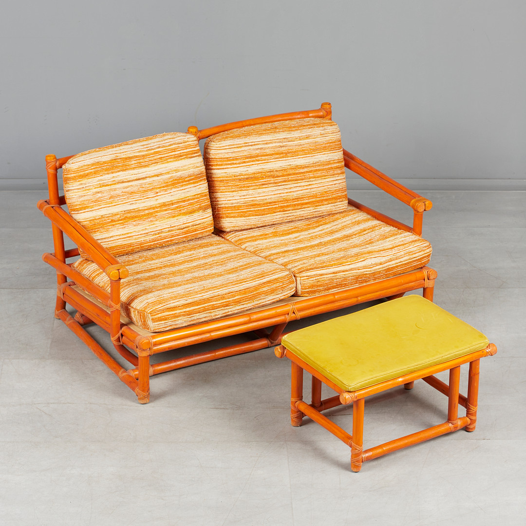 LYDA LEVI. McGuire, Zweisitzer Sofa und Ottomane, Rattan, Textil, Leder, 1980er Jahre, USA. (2).