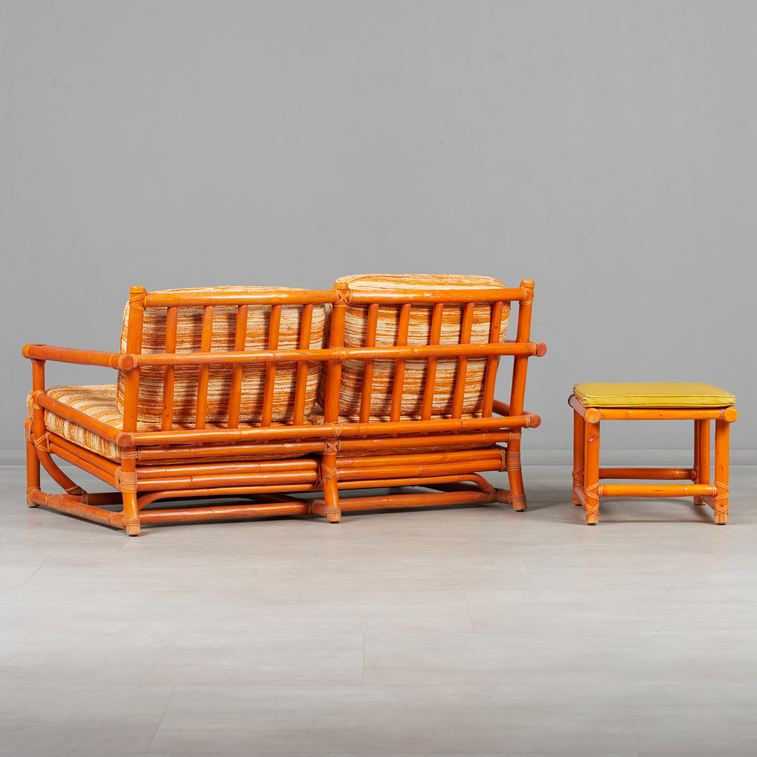 LYDA LEVI. McGuire, Zweisitzer Sofa und Ottomane, Rattan, Textil, Leder, 1980er Jahre, USA. (2).