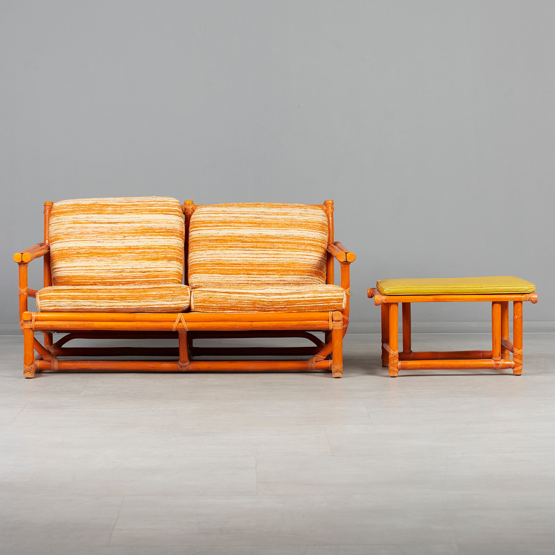 LYDA LEVI. McGuire, Zweisitzer Sofa und Ottomane, Rattan, Textil, Leder, 1980er Jahre, USA. (2).