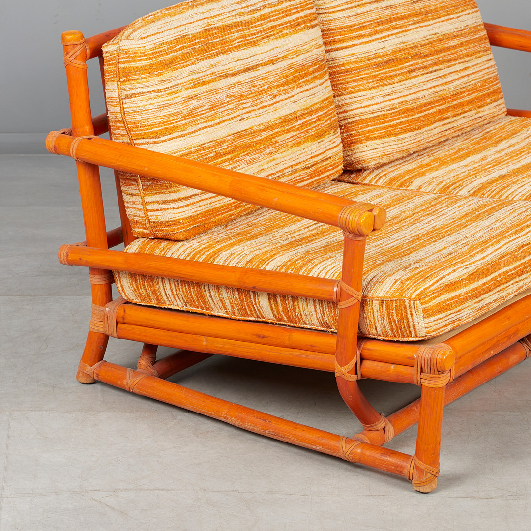 LYDA LEVI. McGuire, Zweisitzer Sofa und Ottomane, Rattan, Textil, Leder, 1980er Jahre, USA. (2).