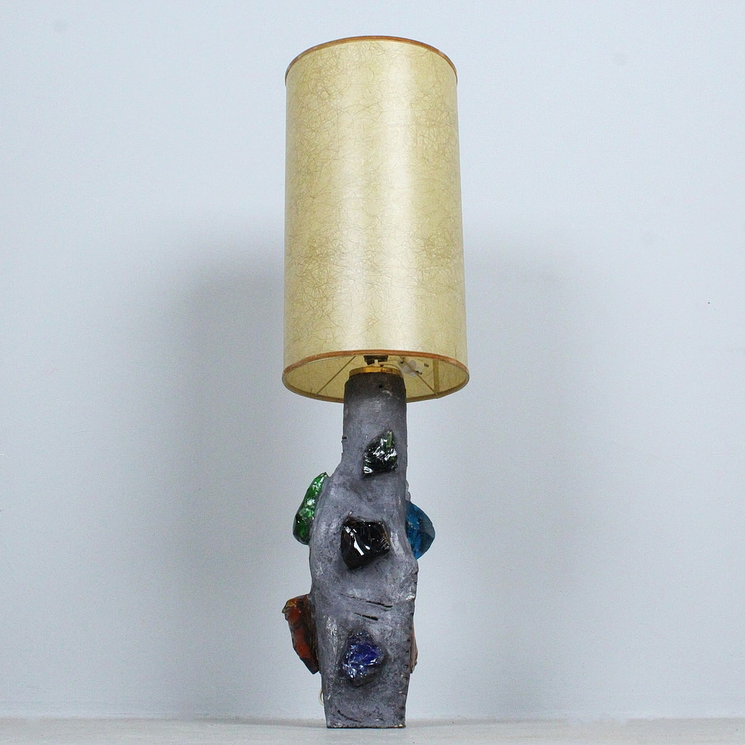 Skulpturale Tischleuchte / Bodenleuchte mit Glassteinen.