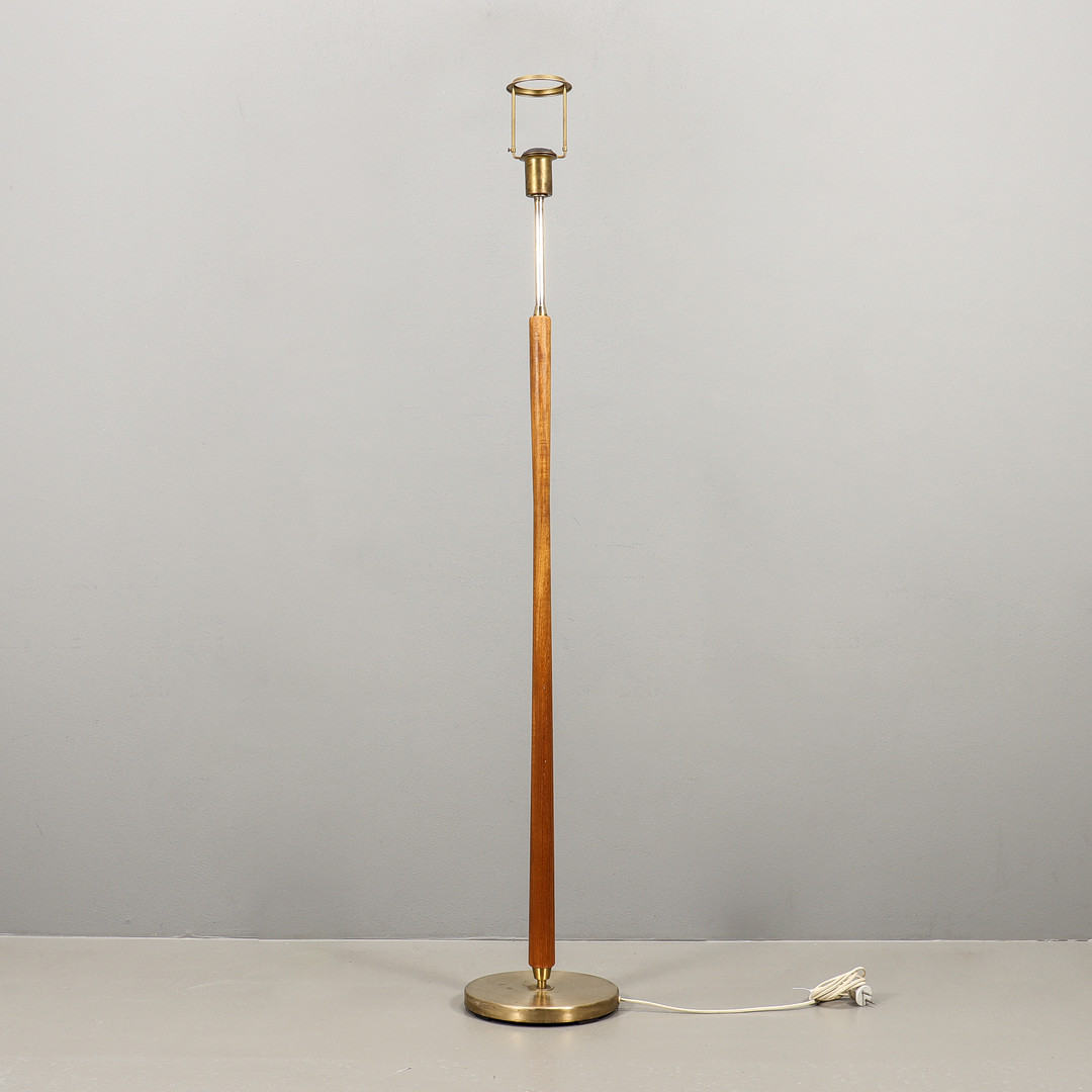 GOLVLAMPA, teak och mässing, 1950/60-tal.