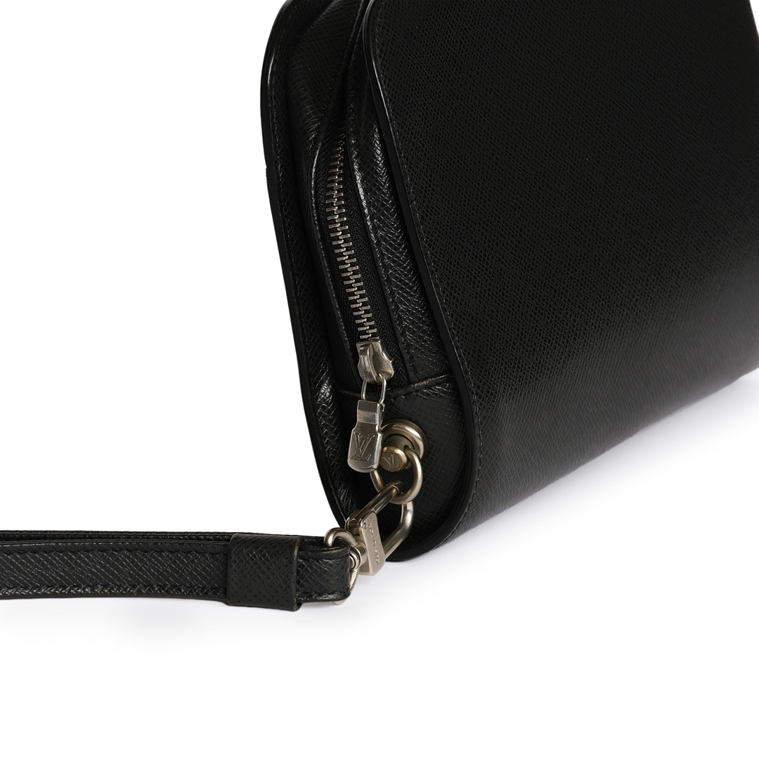 LOUIS VUITTON. “Pochette Baikal” Clutch af sort Taiga læder med sølvfarvede beslag. Frankrig.