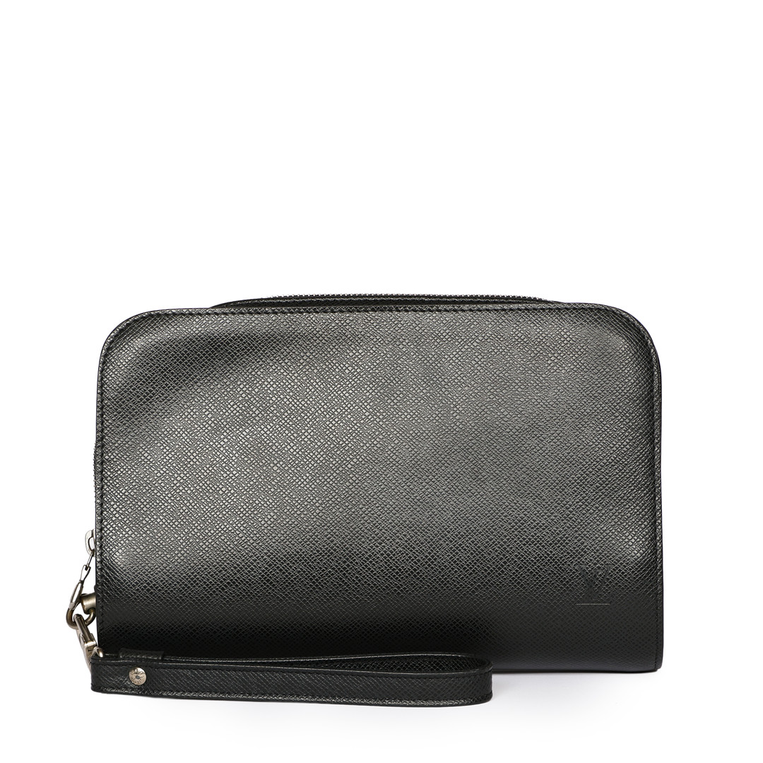 LOUIS VUITTON. “Pochette Baikal” Clutch af sort Taiga læder med sølvfarvede beslag. Frankrig.