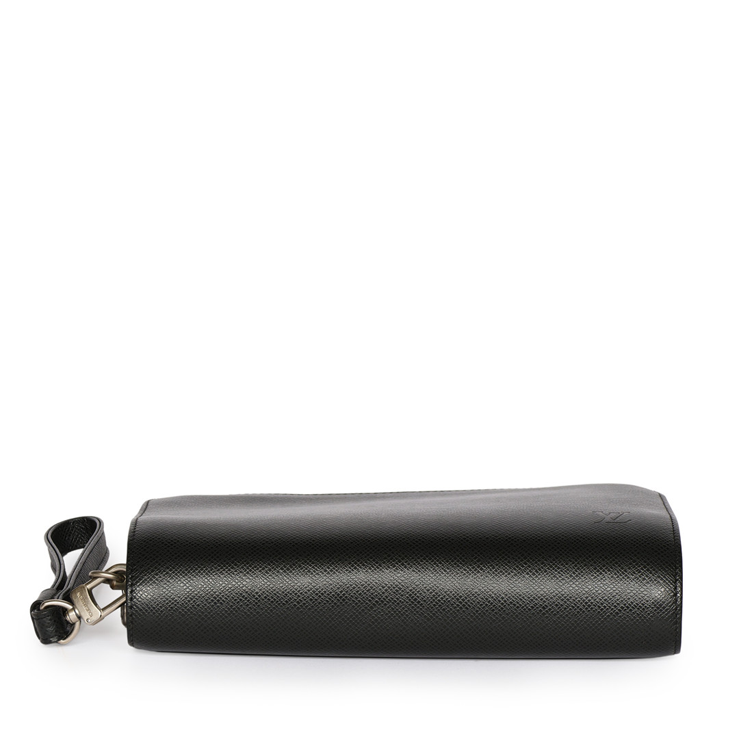LOUIS VUITTON. “Pochette Baikal” Clutch af sort Taiga læder med sølvfarvede beslag. Frankrig.