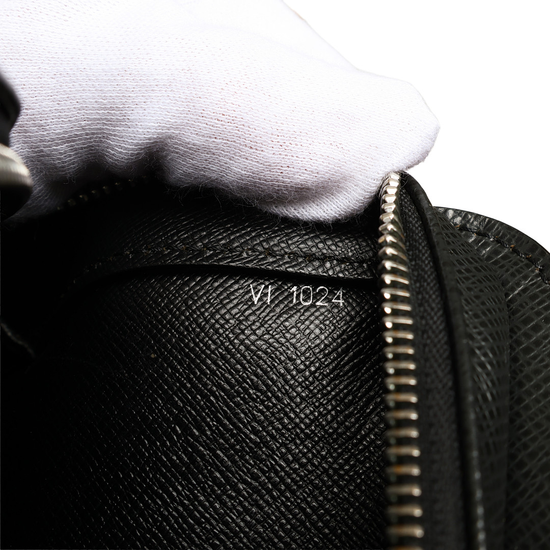 LOUIS VUITTON. “Pochette Baikal” Clutch af sort Taiga læder med sølvfarvede beslag. Frankrig.