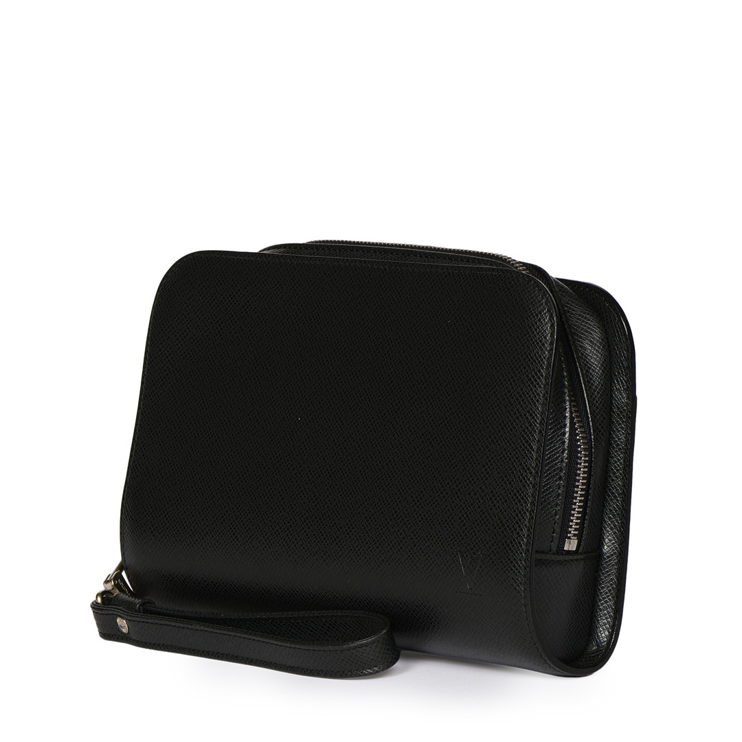 LOUIS VUITTON. “Pochette Baikal” Clutch af sort Taiga læder med sølvfarvede beslag. Frankrig.