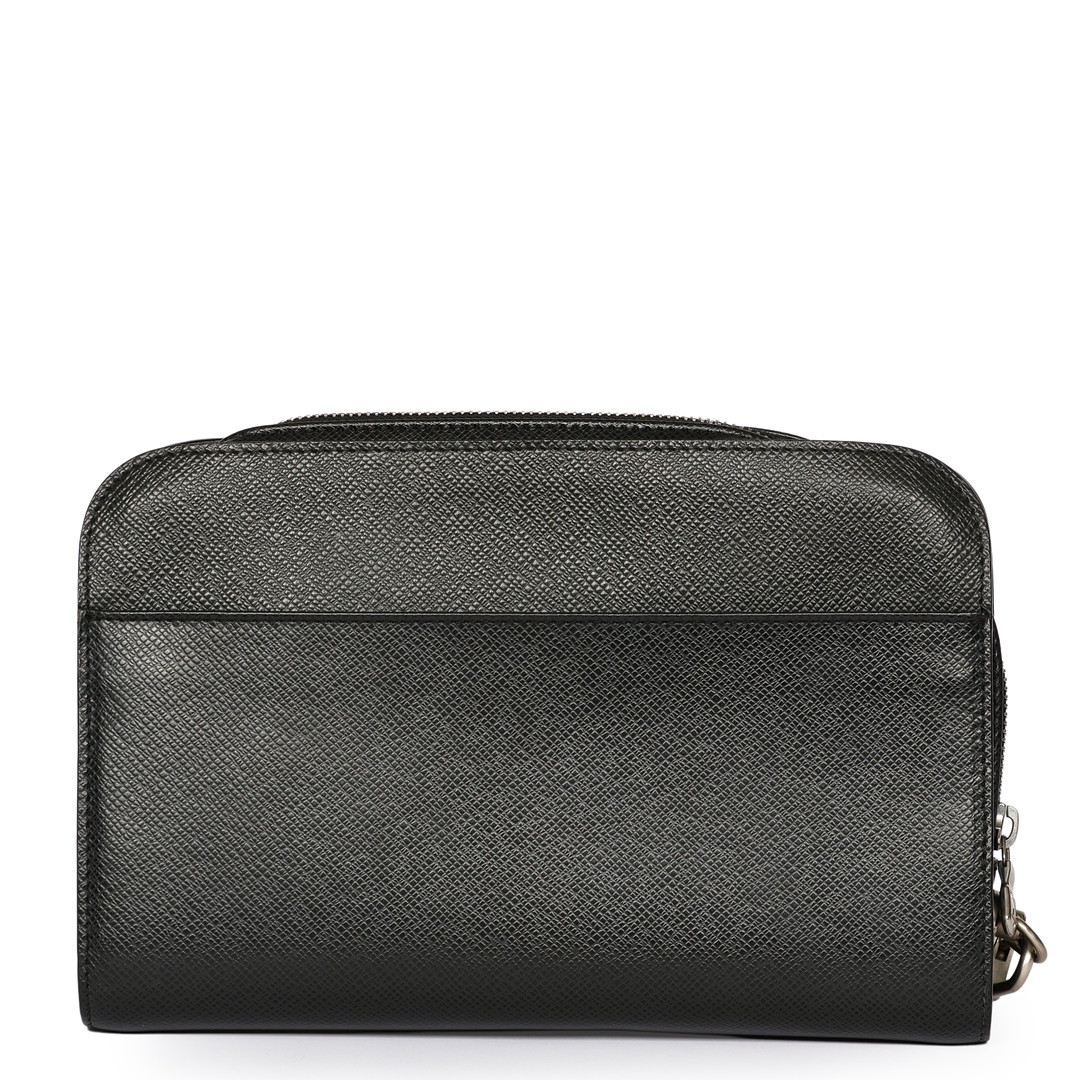 LOUIS VUITTON. “Pochette Baikal” Clutch af sort Taiga læder med sølvfarvede beslag. Frankrig.