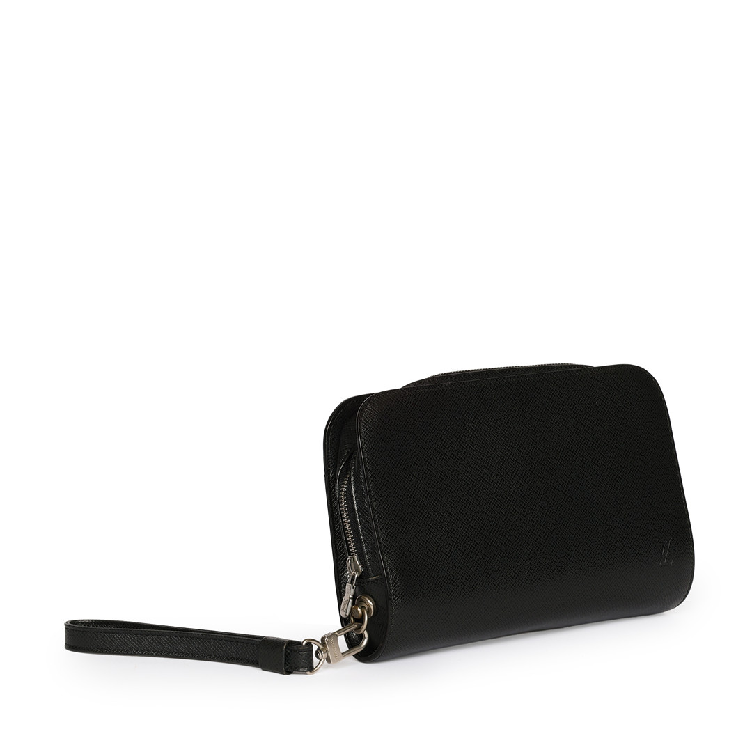 LOUIS VUITTON. “Pochette Baikal” Clutch af sort Taiga læder med sølvfarvede beslag. Frankrig.