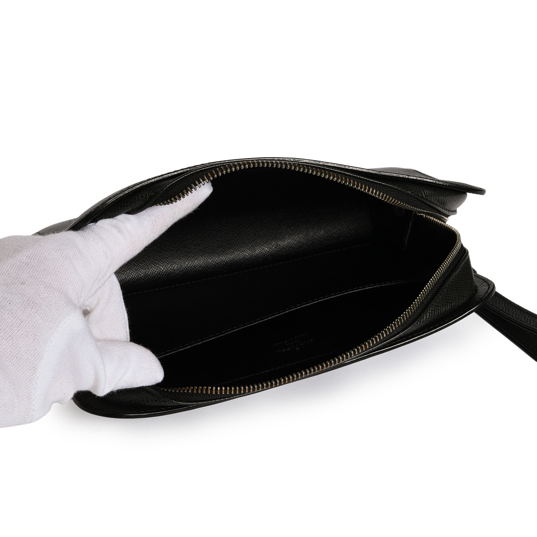 LOUIS VUITTON. “Pochette Baikal” Clutch af sort Taiga læder med sølvfarvede beslag. Frankrig.