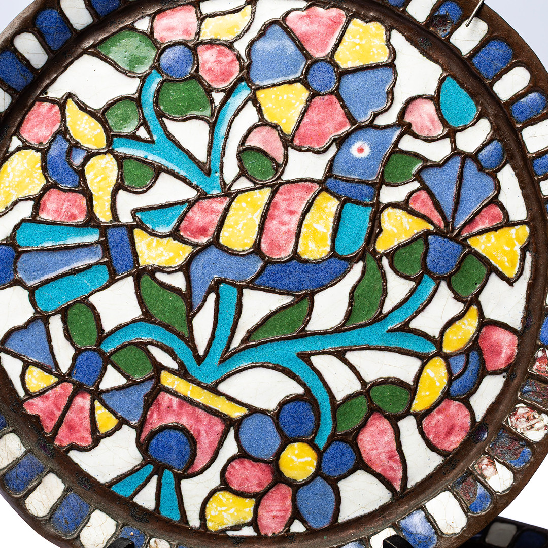 VÄGGFAT, ett par, dekor i relief av stiliserad fågel och blomster i polykrom emalj, 1900-talets mitt.