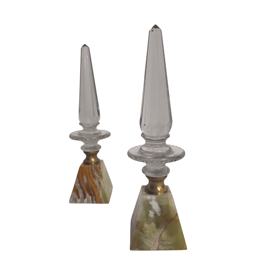 Pareja de obeliscos de cristal y onix.