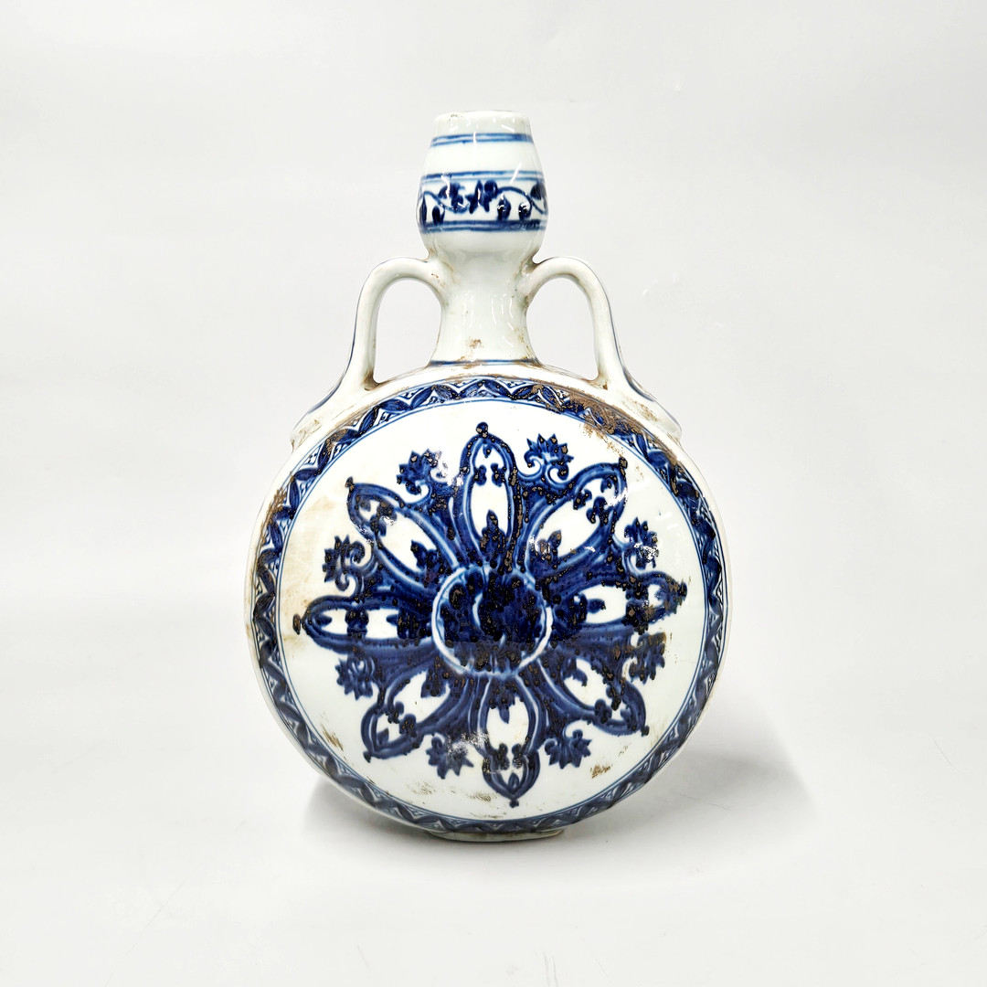 CHINESE BLUE & WHITE MOON VASE.