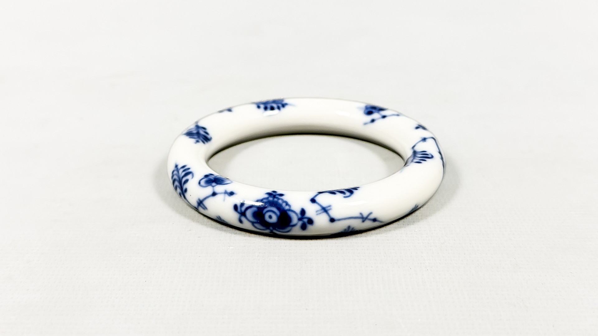 ARMRING, Porslin, Musselmalet, Royal Copenhagen, Danmark.