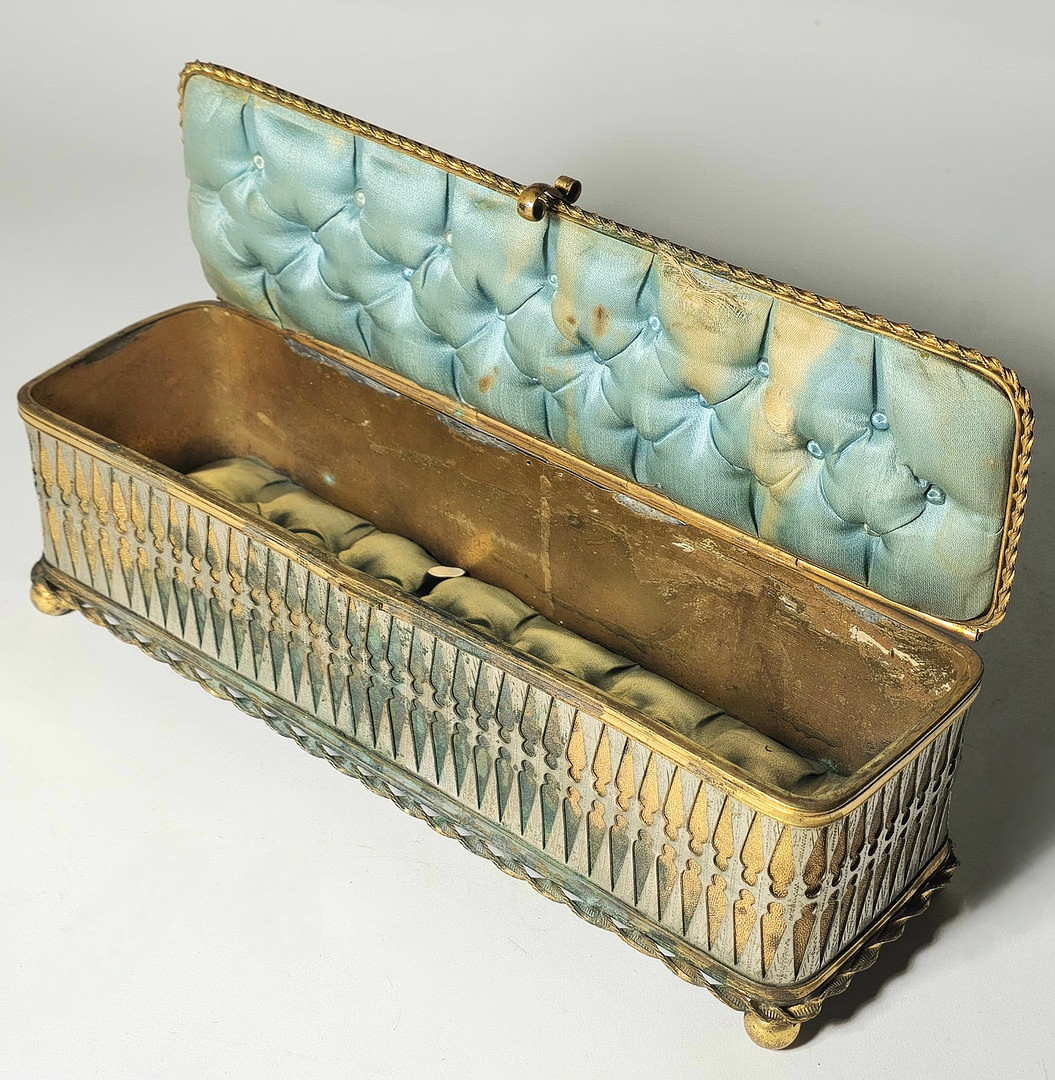 Caja de latón larga.