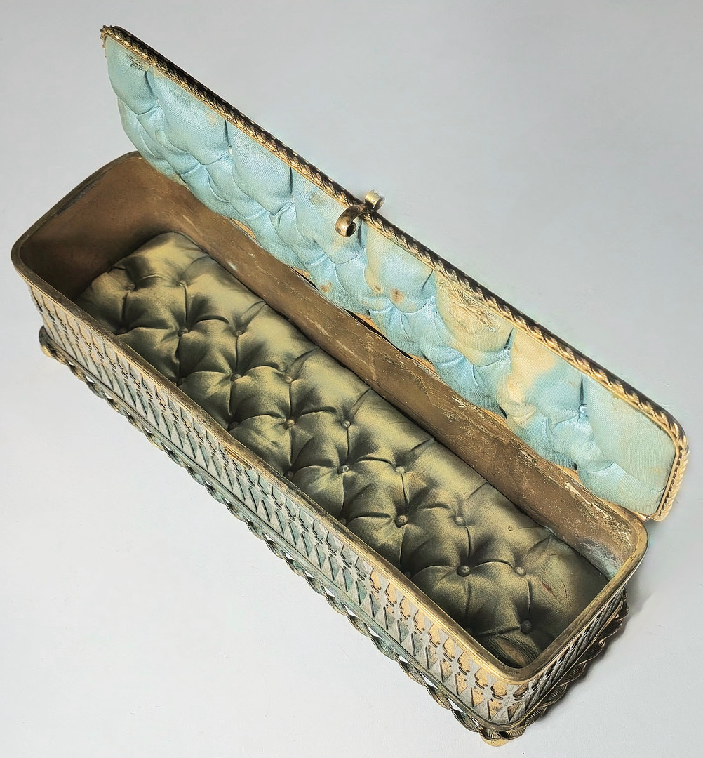 Caja de latón larga.