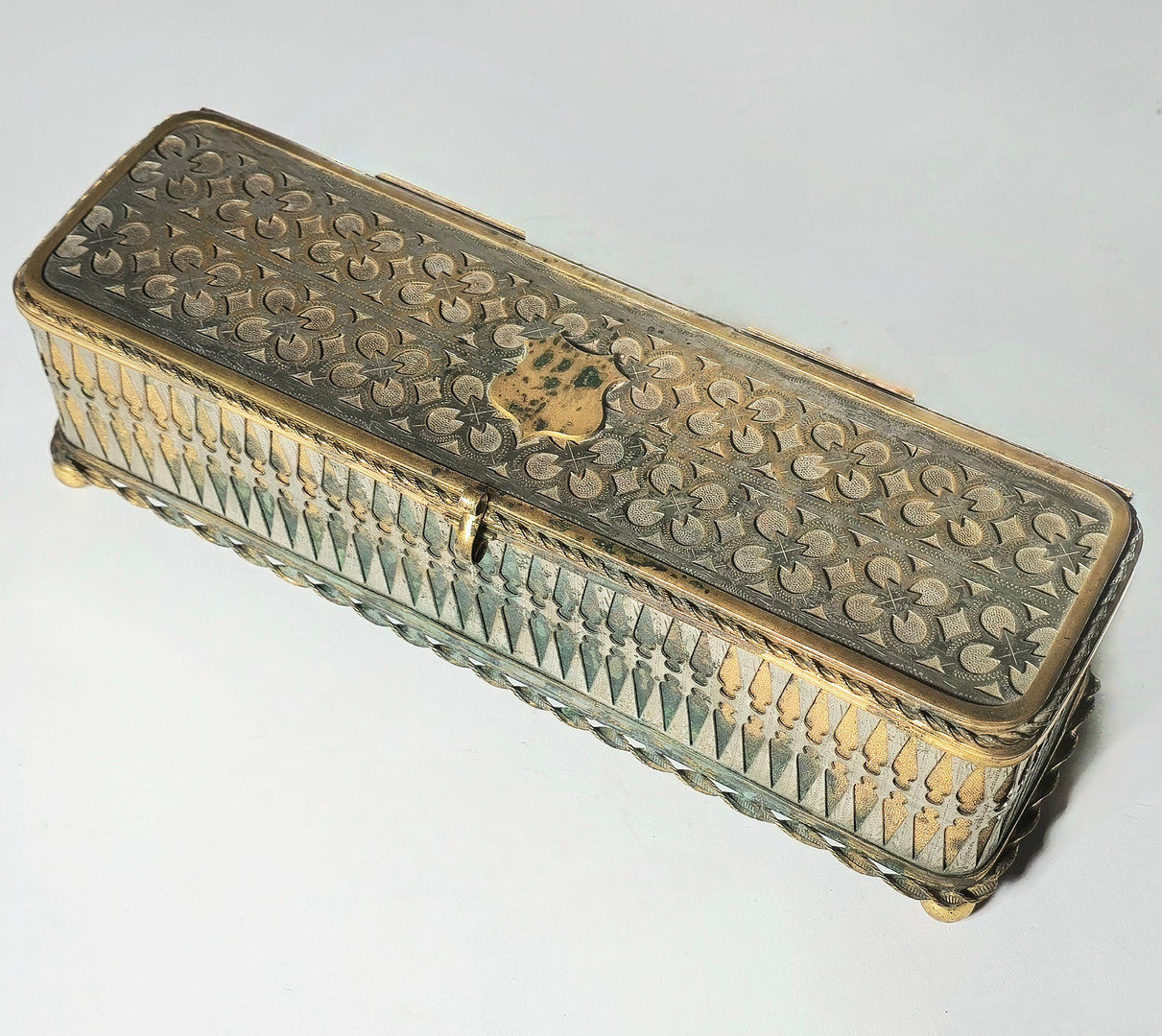 Caja de latón larga.