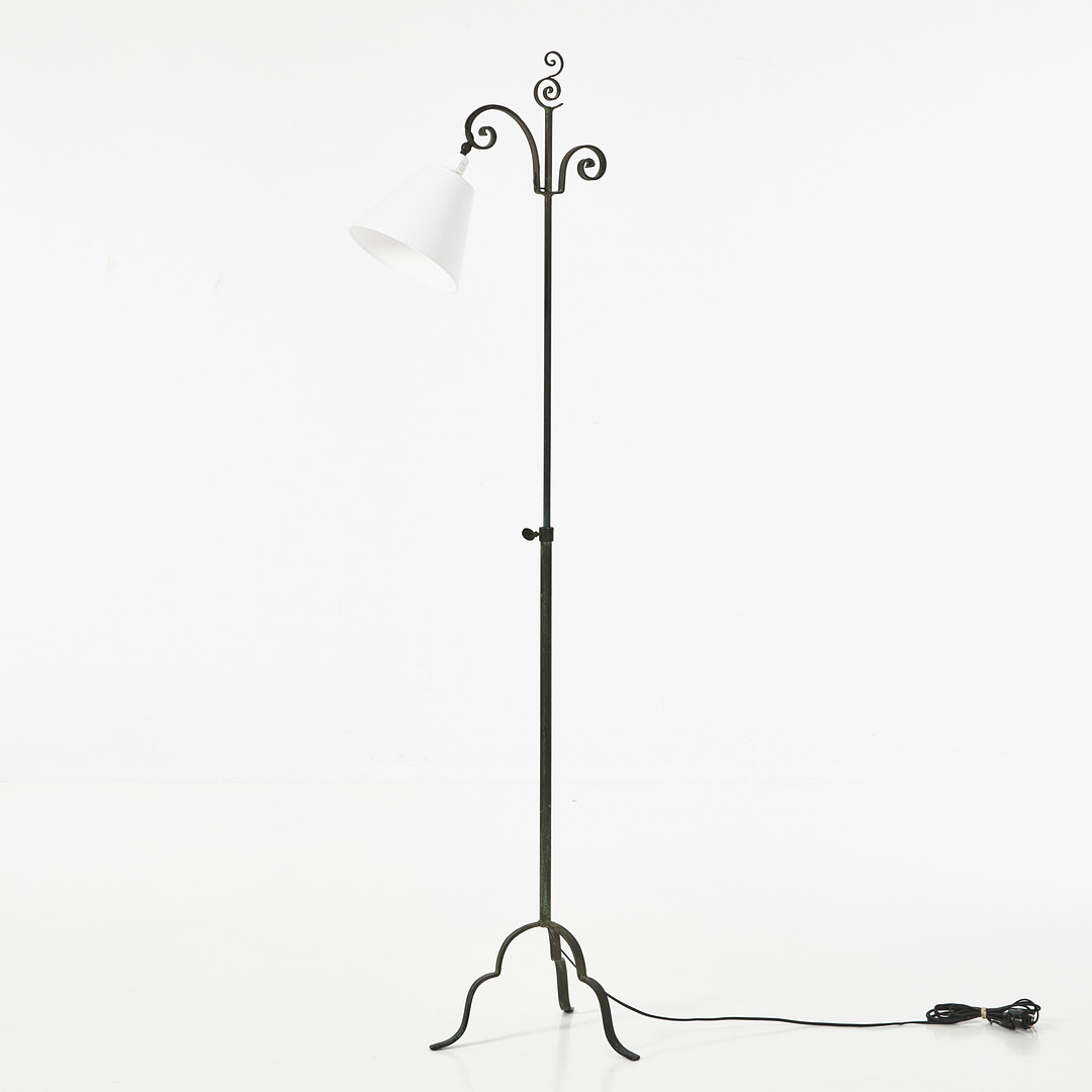HARALD NOTINI. Golvlampa, modell 15101, Arvid Böhlmarks Lampfabrik, Stockholm 1920/30-tal, järnsmide, höj- och sänkbar.
