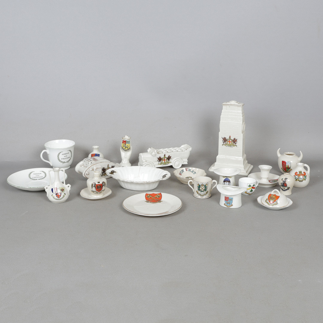 A COLELCTION OF CRESTED CHINA TO INCLUDE WILLIAMS, HEATHCOTE, ARCADIAN ETC (QTY).