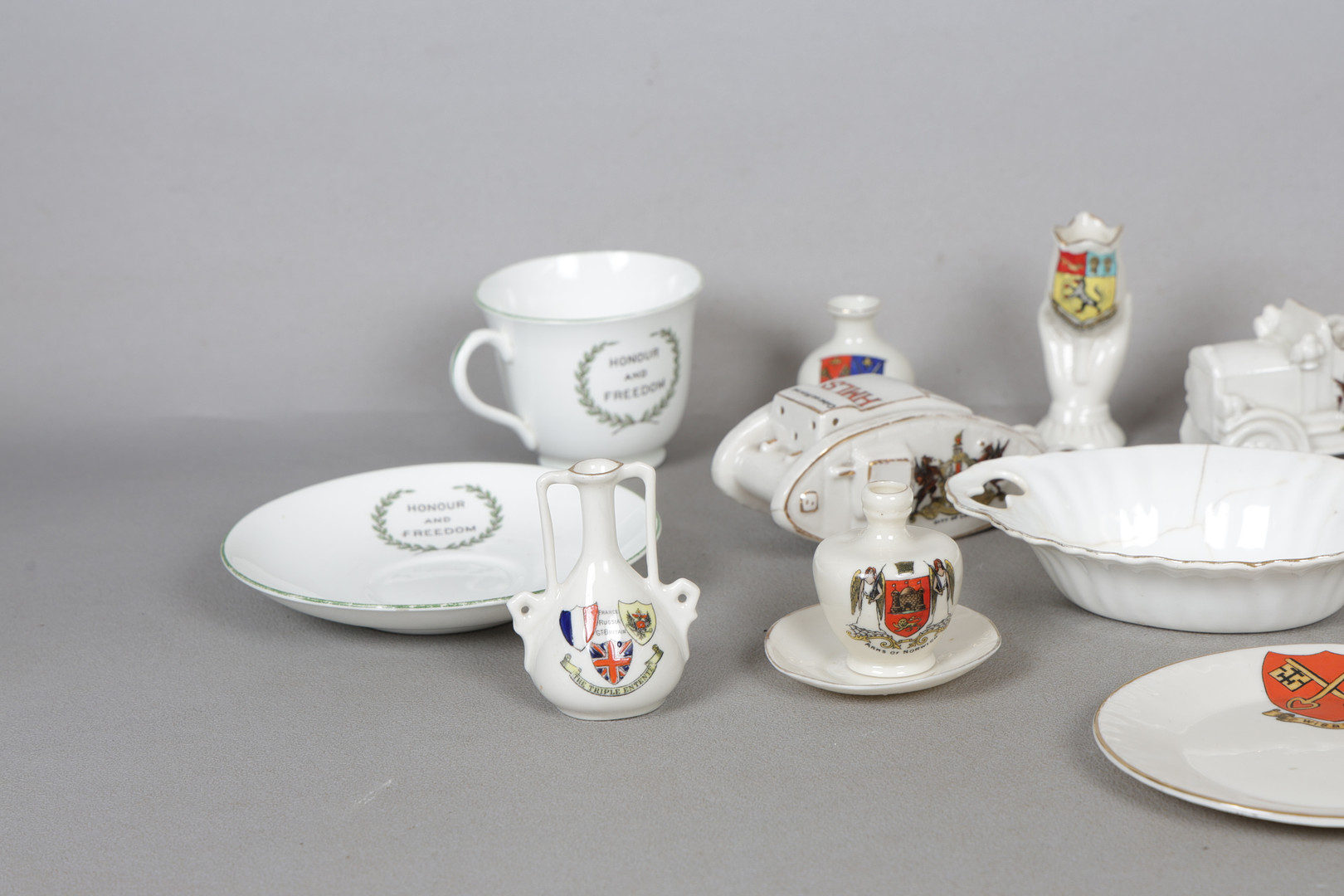 A COLELCTION OF CRESTED CHINA TO INCLUDE WILLIAMS, HEATHCOTE, ARCADIAN ETC (QTY).