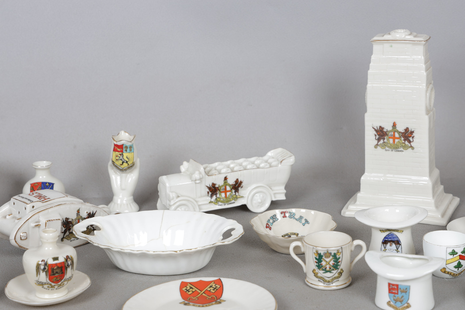 A COLELCTION OF CRESTED CHINA TO INCLUDE WILLIAMS, HEATHCOTE, ARCADIAN ETC (QTY).