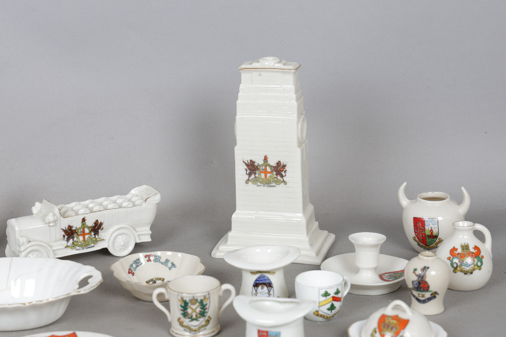 A COLELCTION OF CRESTED CHINA TO INCLUDE WILLIAMS, HEATHCOTE, ARCADIAN ETC (QTY).