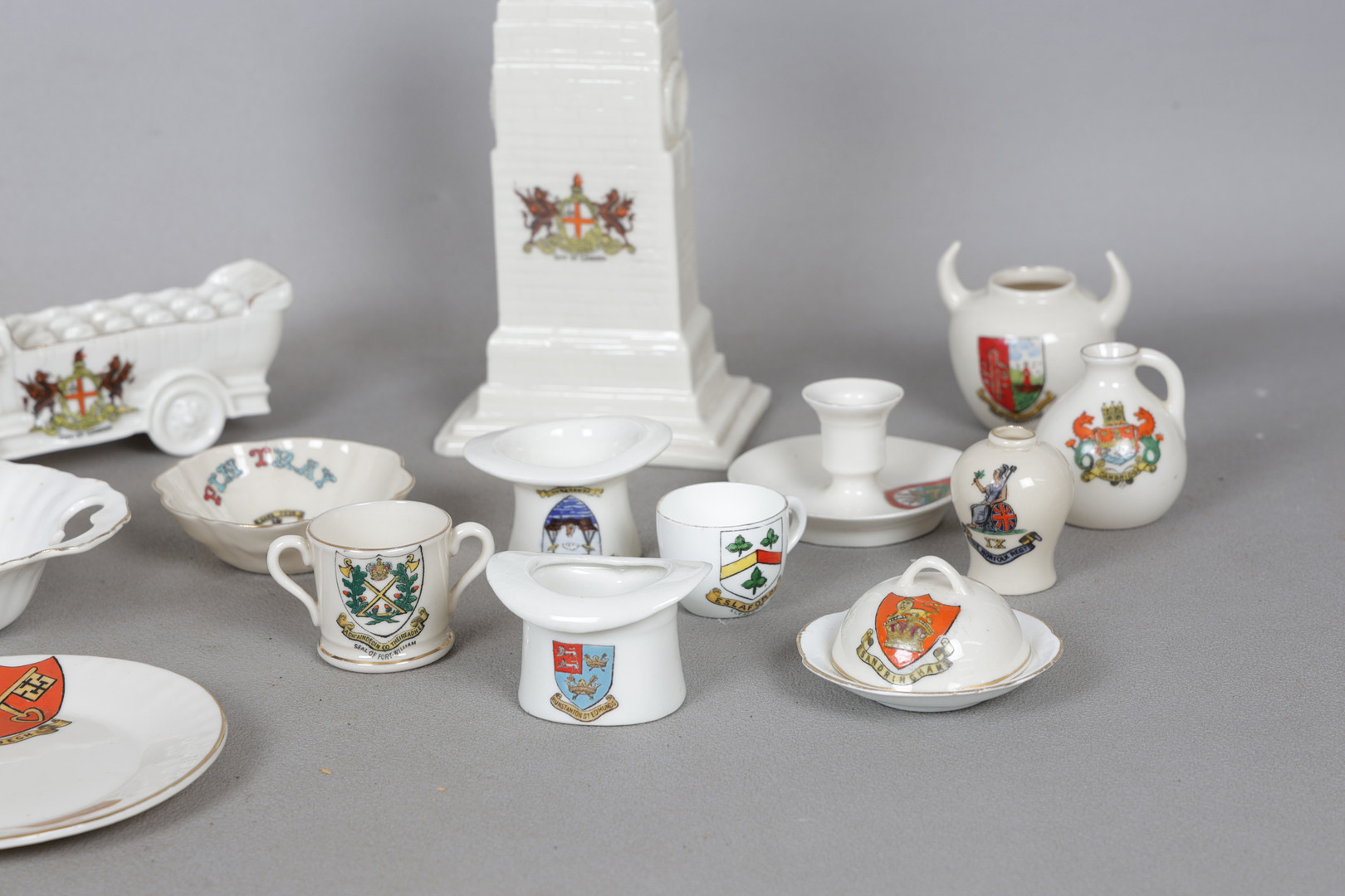 A COLELCTION OF CRESTED CHINA TO INCLUDE WILLIAMS, HEATHCOTE, ARCADIAN ETC (QTY).