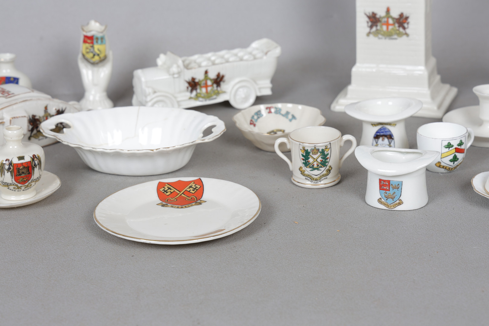 A COLELCTION OF CRESTED CHINA TO INCLUDE WILLIAMS, HEATHCOTE, ARCADIAN ETC (QTY).