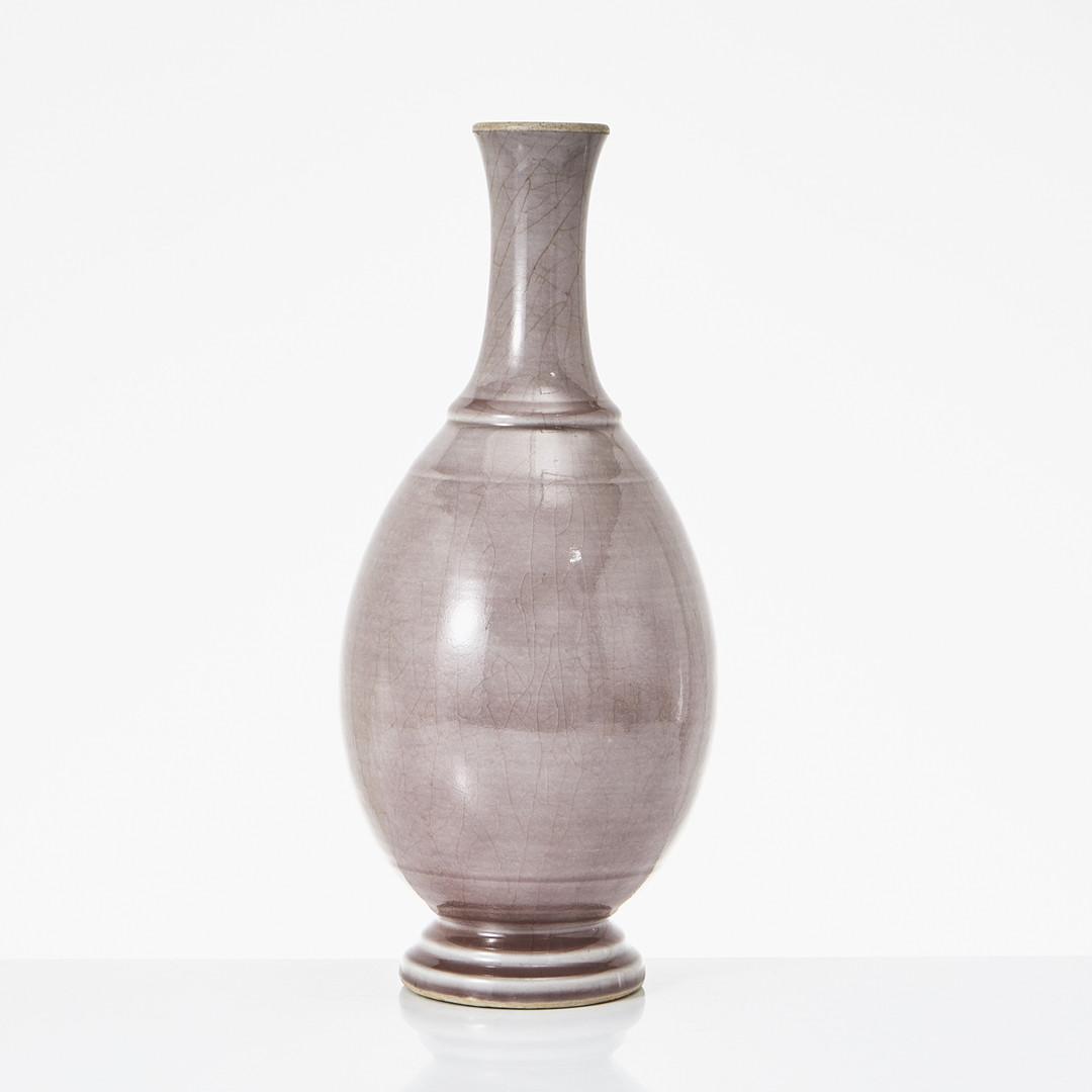 FLASKFORMAD VAS, porslin, Kina, sen Qing (1644-1912), ljus auberginetonad glasyr.