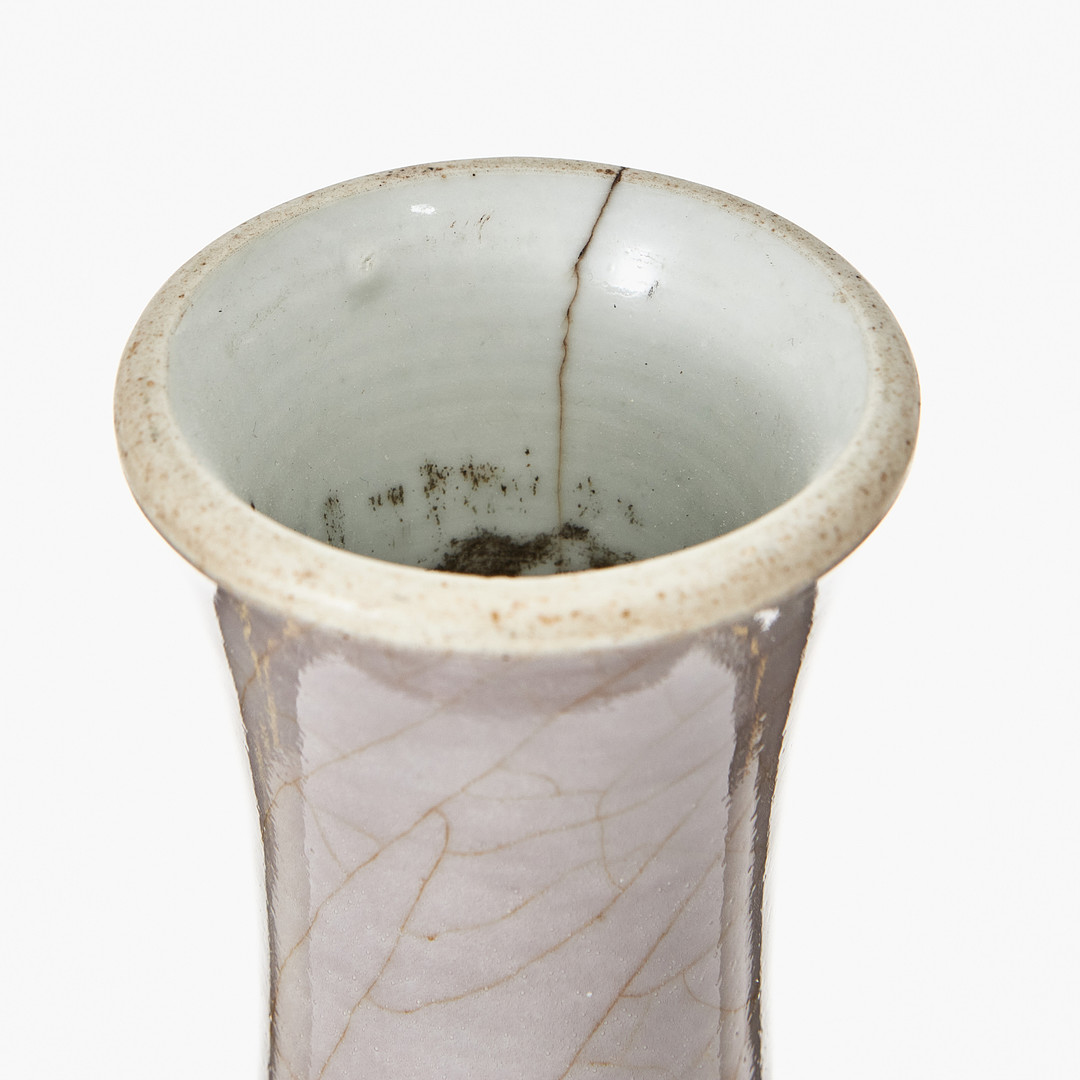 FLASKFORMAD VAS, porslin, Kina, sen Qing (1644-1912), ljus auberginetonad glasyr.