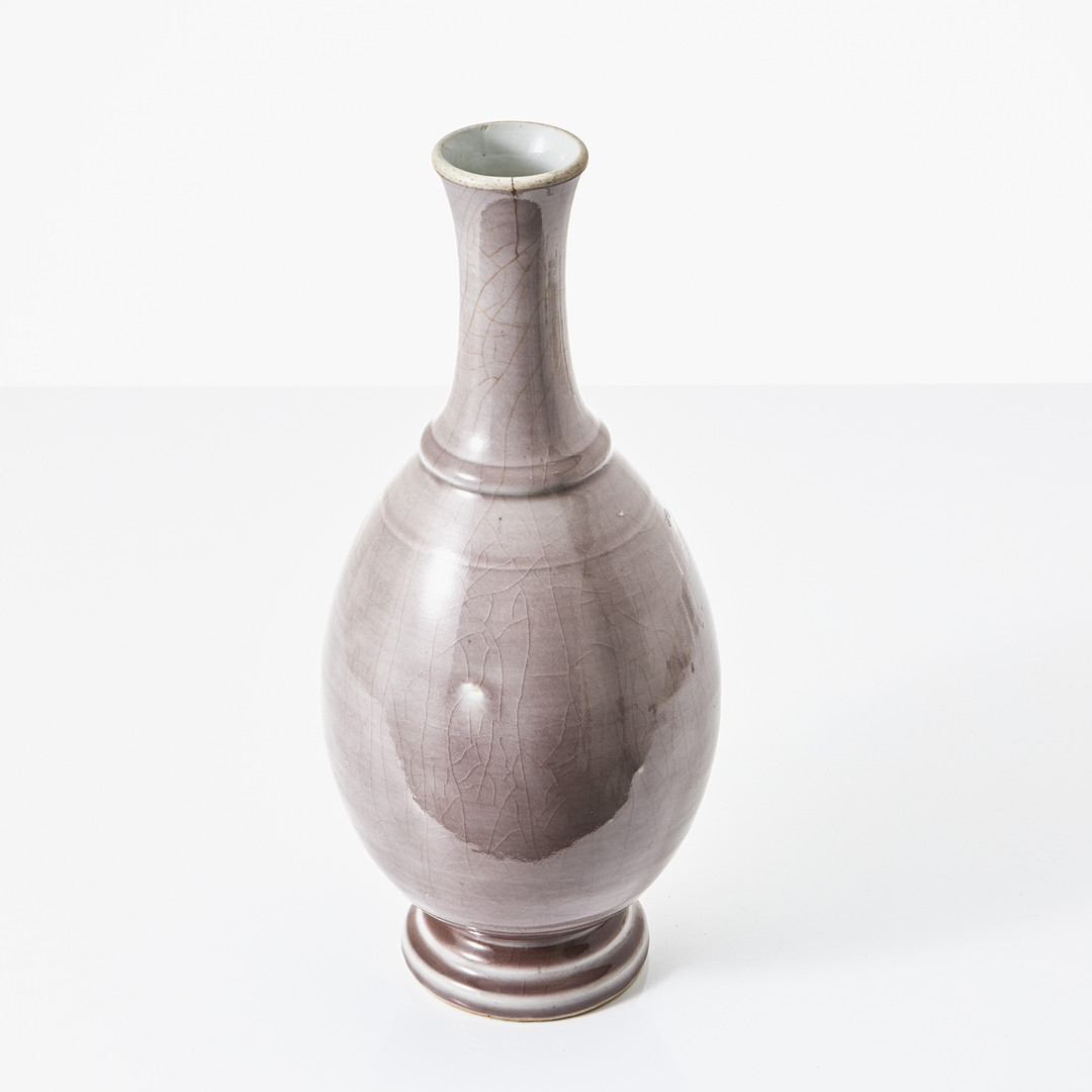 FLASKFORMAD VAS, porslin, Kina, sen Qing (1644-1912), ljus auberginetonad glasyr.