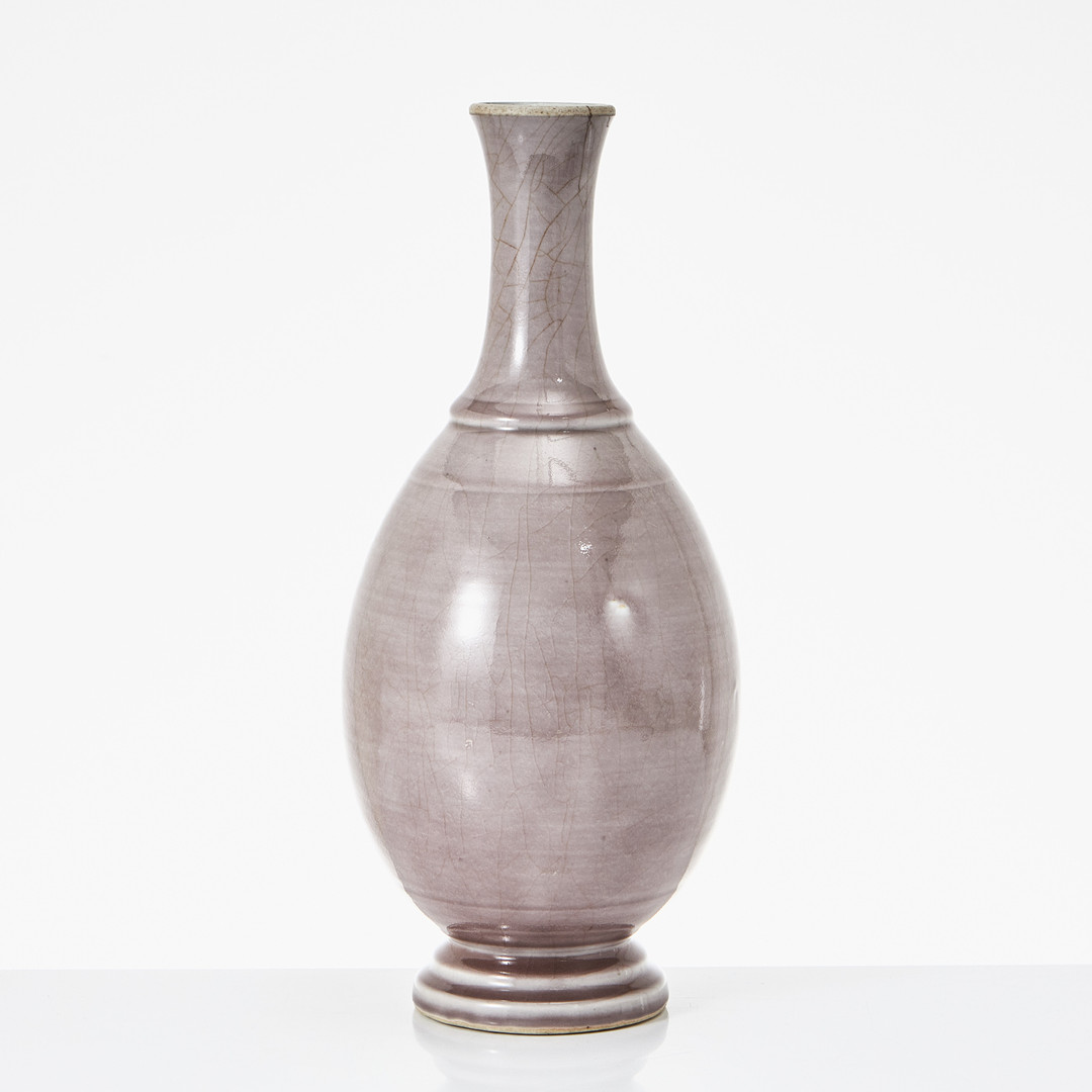 FLASKFORMAD VAS, porslin, Kina, sen Qing (1644-1912), ljus auberginetonad glasyr.