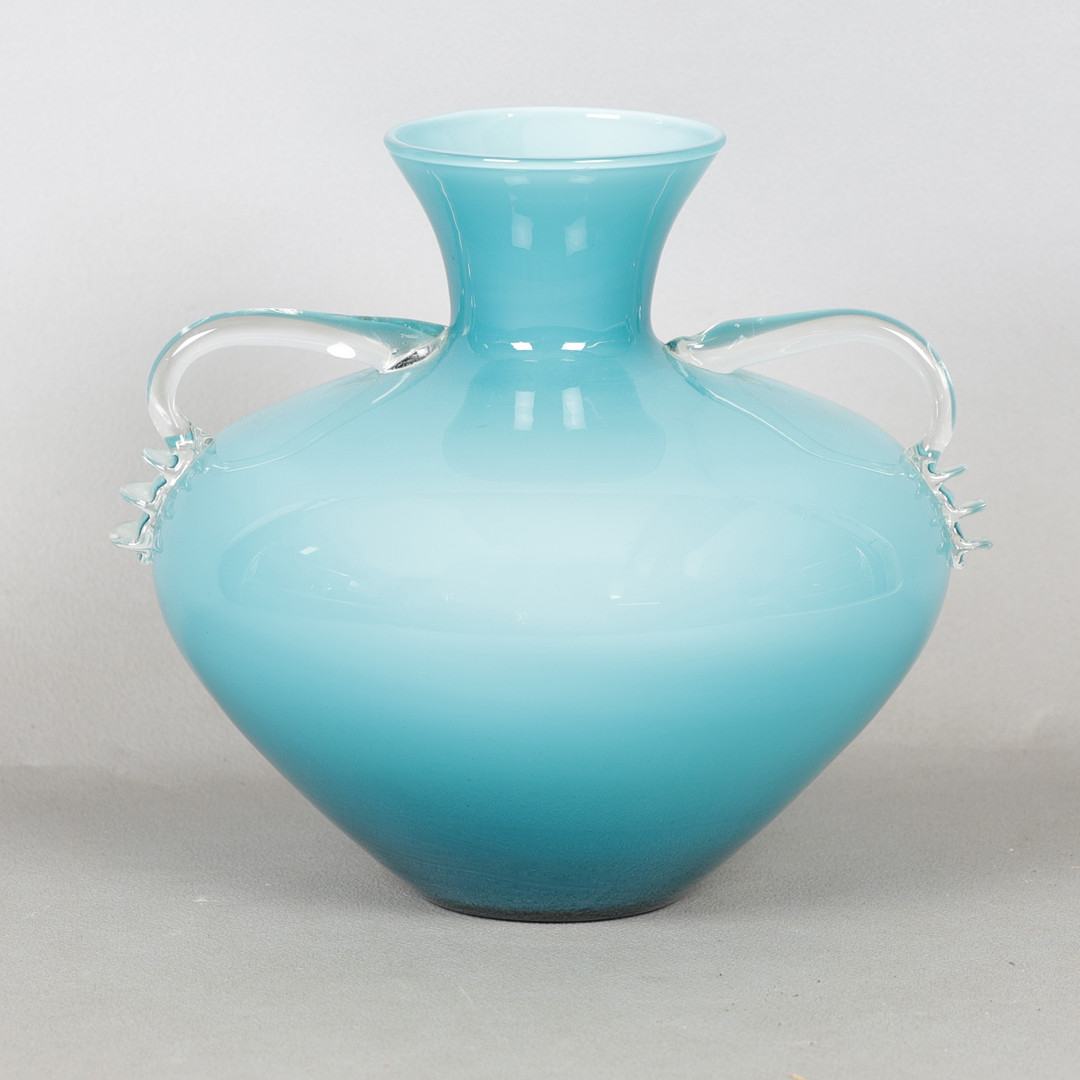 AN ART GLASS TWIN HANDLED VASE, PROBABLY MURANO.