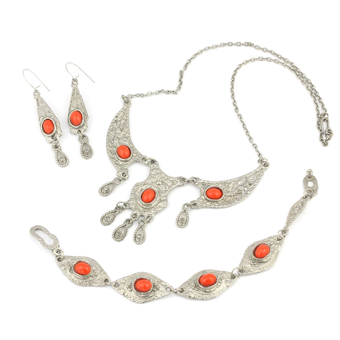 SUITE OF JEWELLERY.