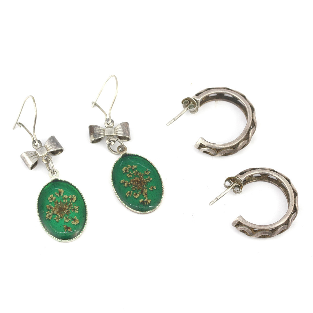 TWO PAIRS OF SILVER EARRINGS.