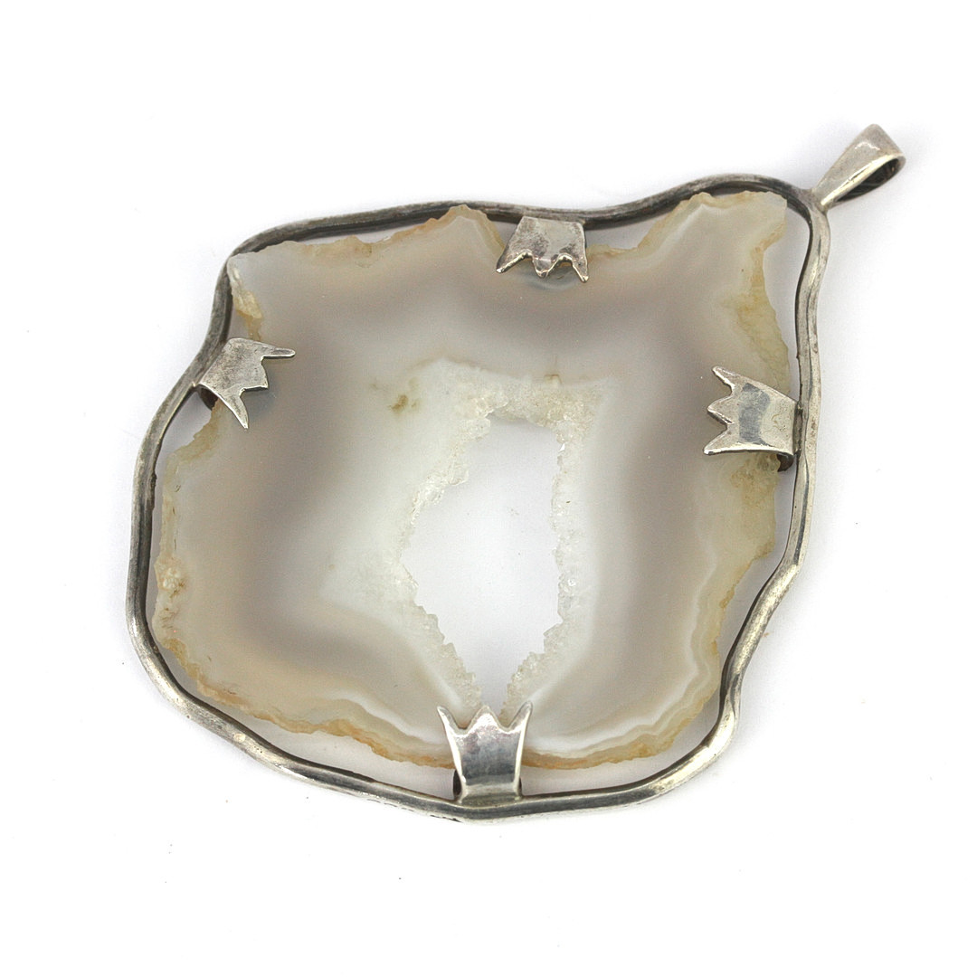 SILVER AGATE PENDANT.