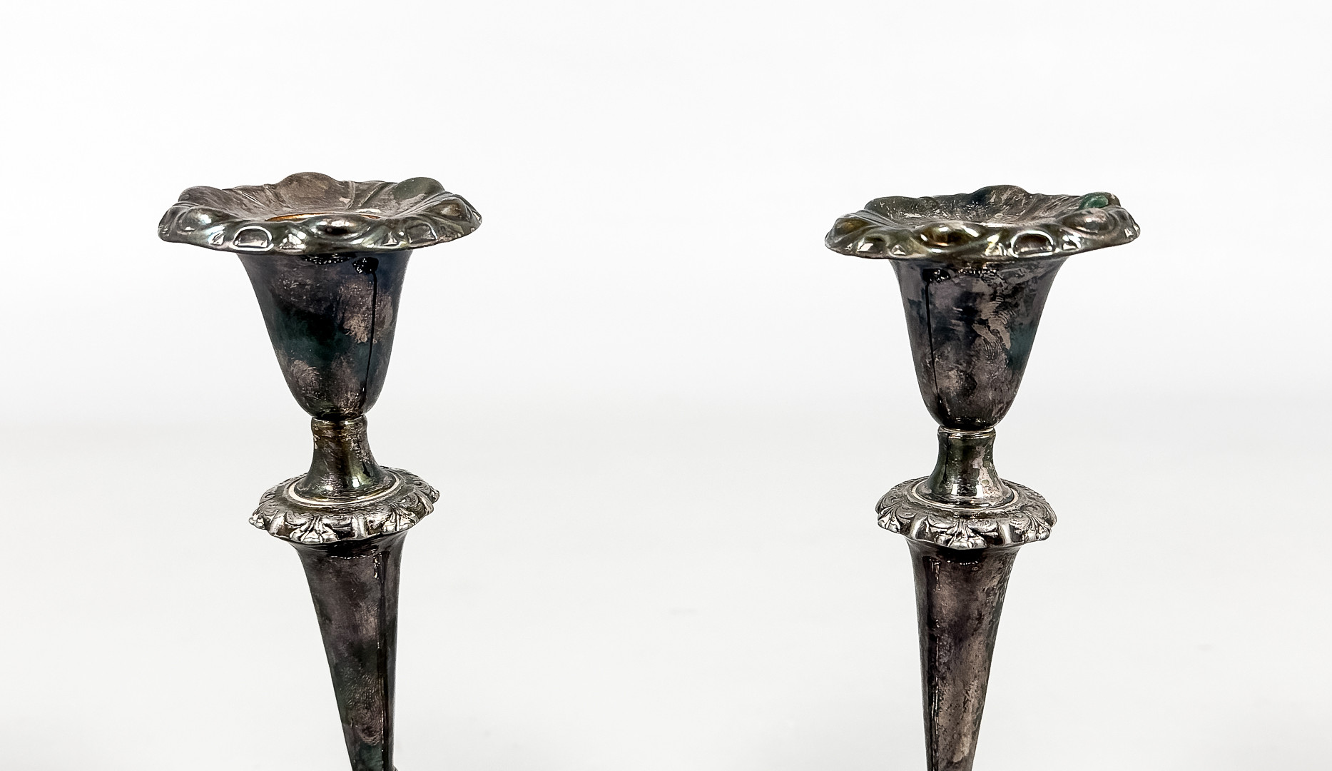 LJUSSTAKAR, Ett par, Nysilver, Rokoko-stil, 1900-talets första del.