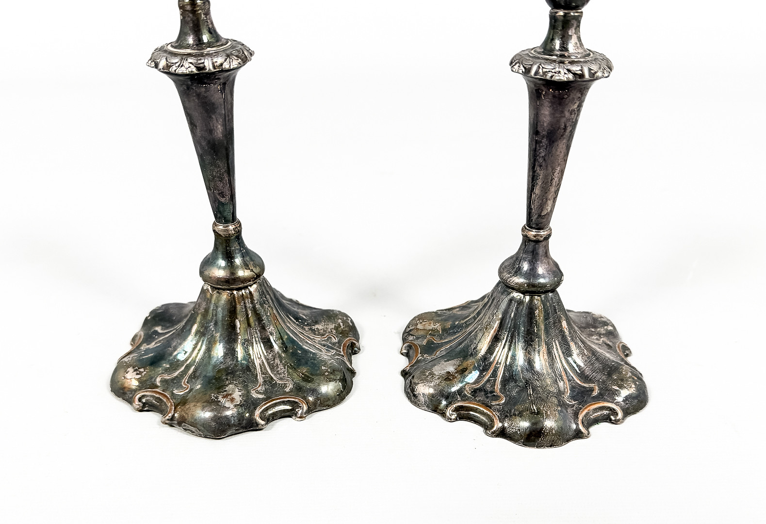 LJUSSTAKAR, Ett par, Nysilver, Rokoko-stil, 1900-talets första del.