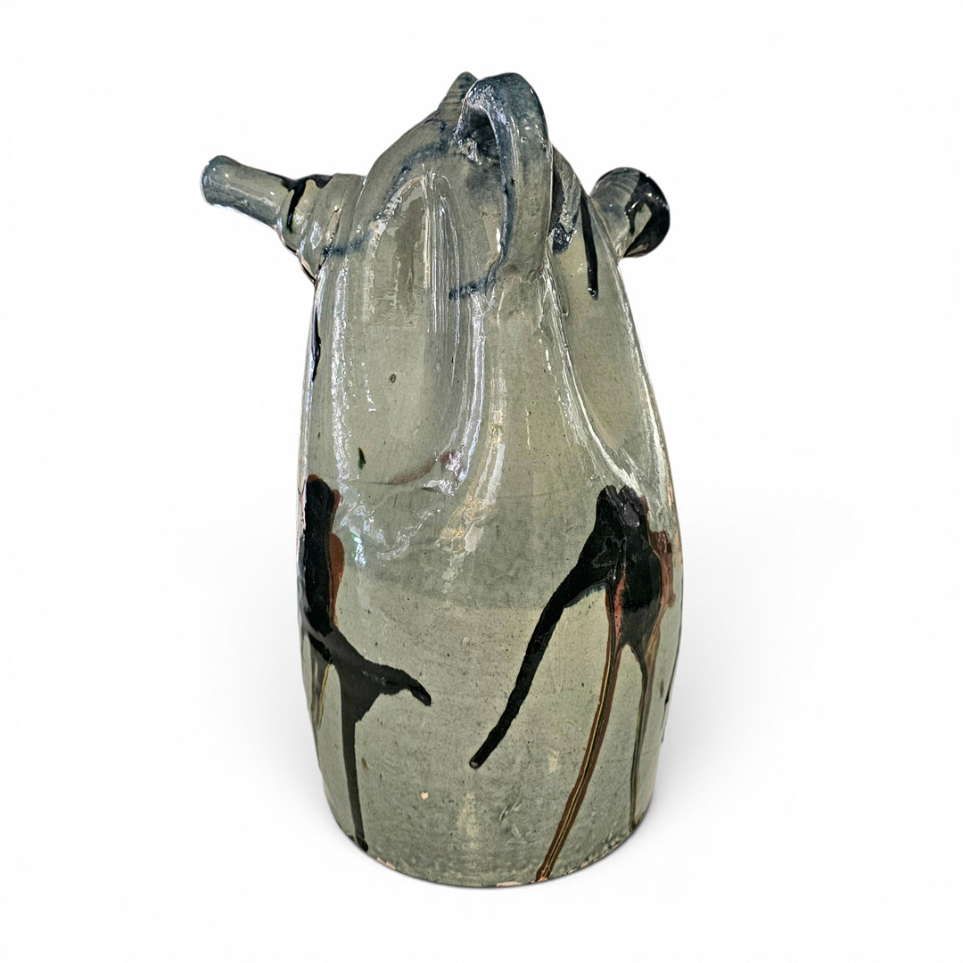TOMÁS BUXÒ. Cántaro de diseño en terracota esmaltada. Con figura femenina. Firmado.