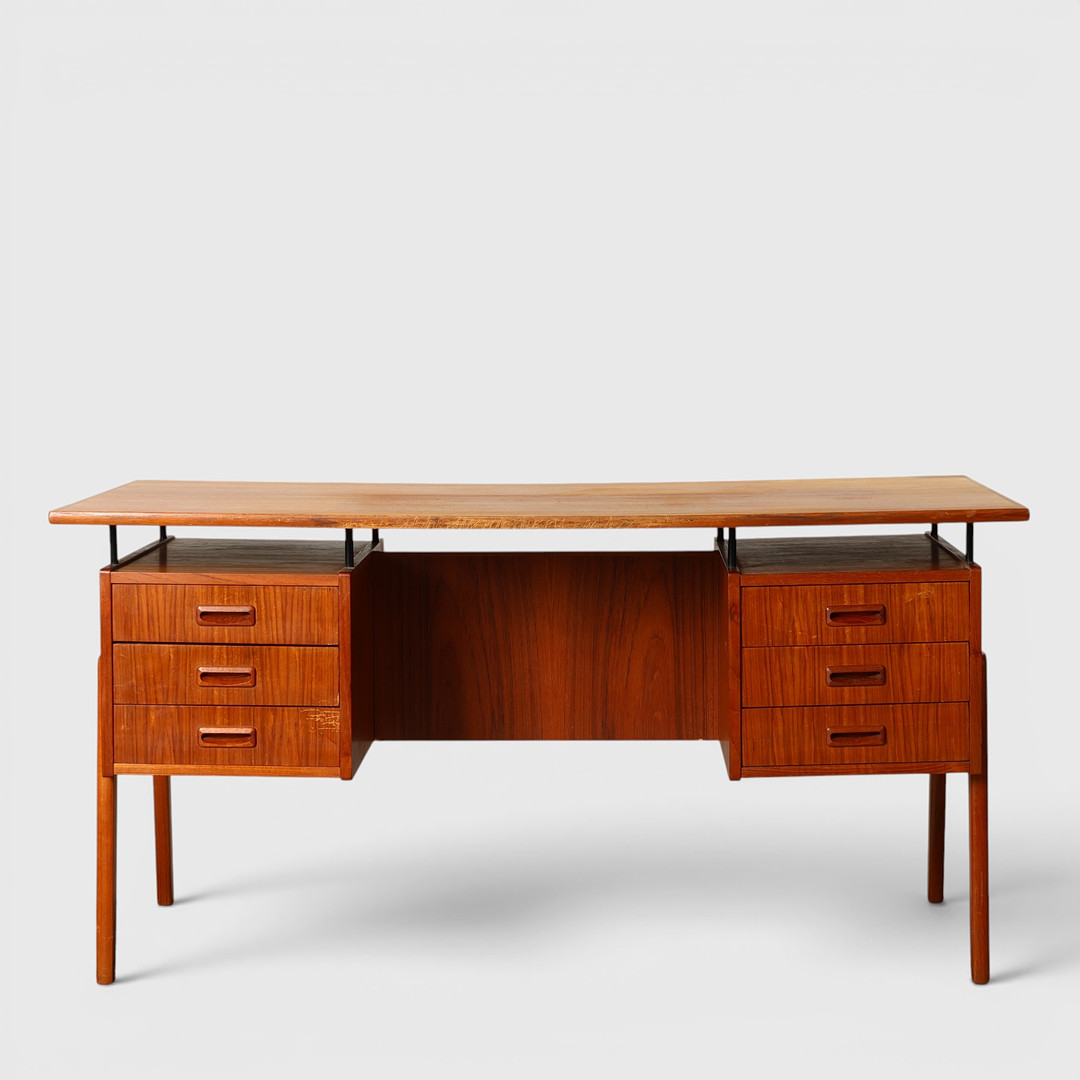 Fritstående skrivebord af teak, 1950-60'erne.