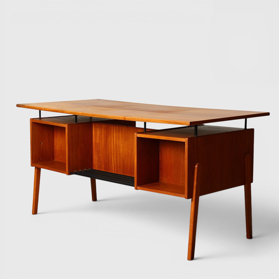 Fritstående skrivebord af teak, 1950-60'erne.