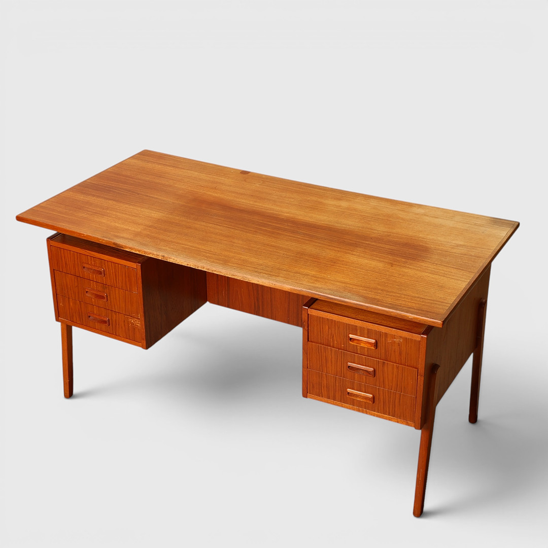 Fritstående skrivebord af teak, 1950-60'erne.