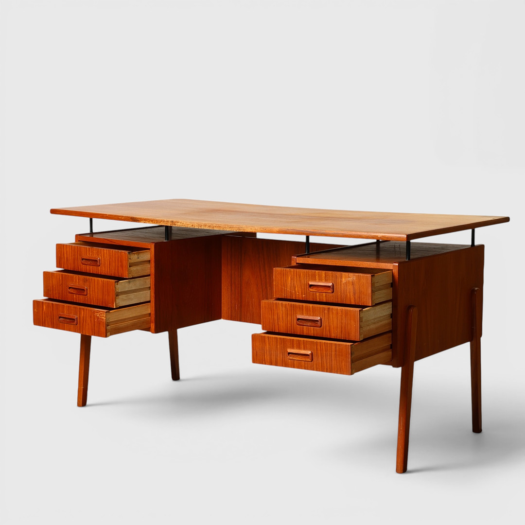 Fritstående skrivebord af teak, 1950-60'erne.