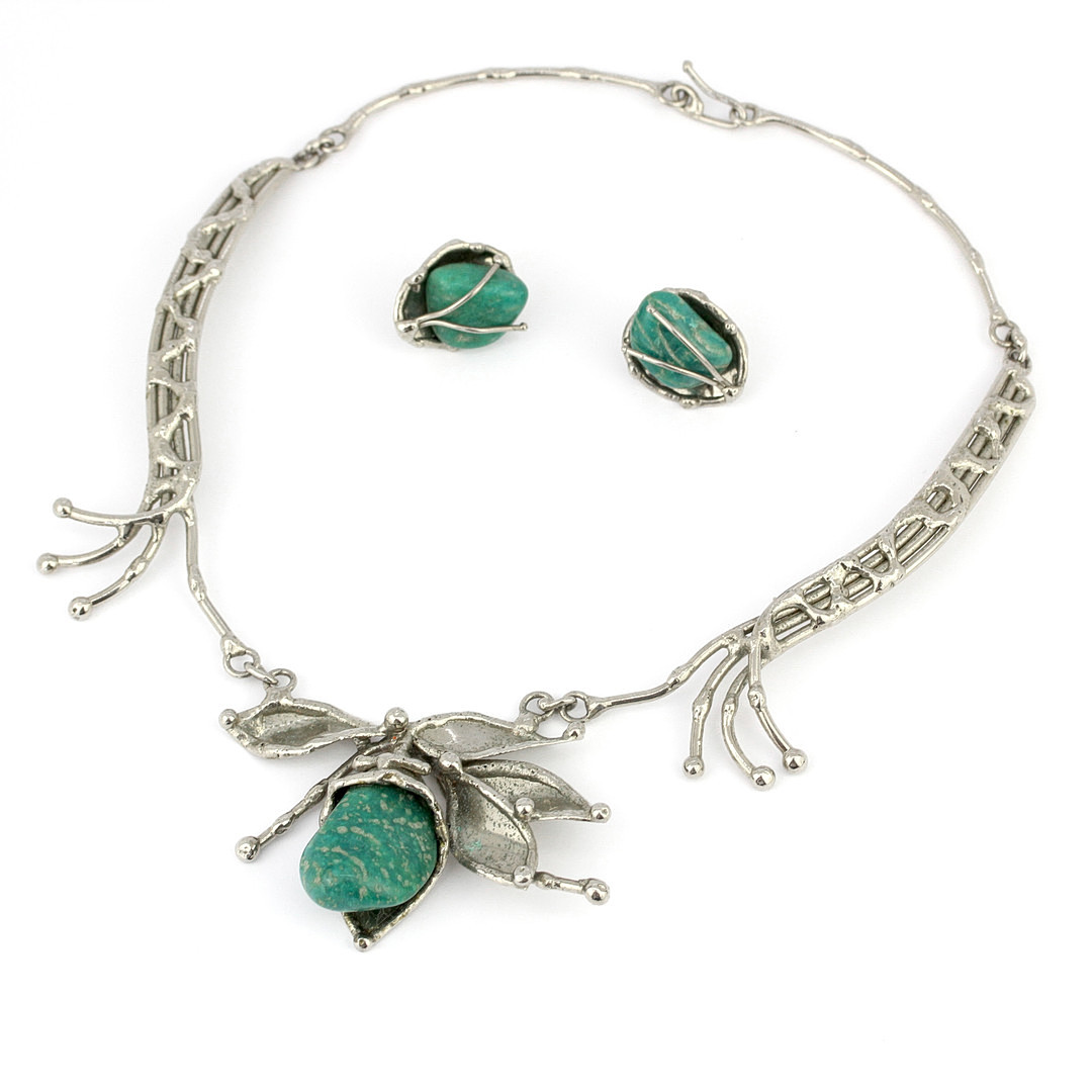 STONE SET NECKLACE AND EARRINGS.