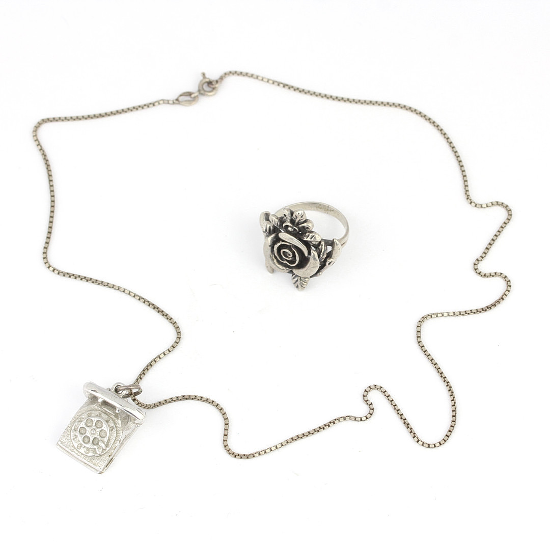 TWO SILVER JEWELLERY ITEMS.