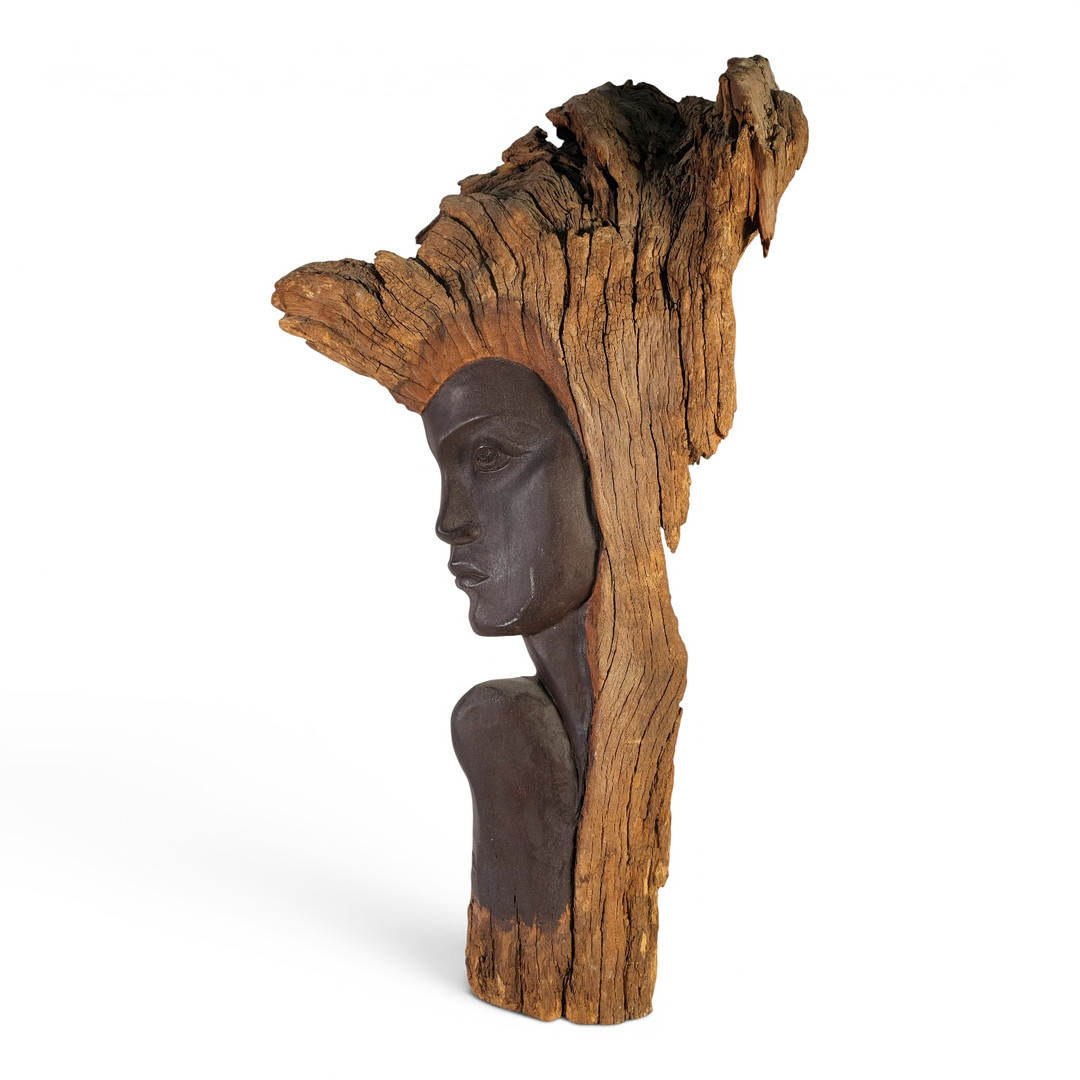 Escultura africana en madera tallada. Representando busto femenino.