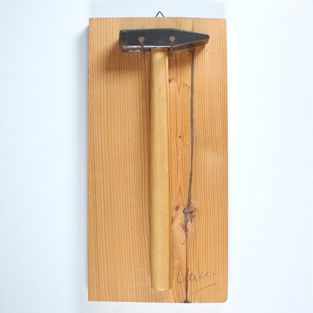 GÜNTHER UECKER (1930-2025). (BK) Hammer und 2 Nägel auf Weichbrettholz, '' Do it yourself '' (1969).